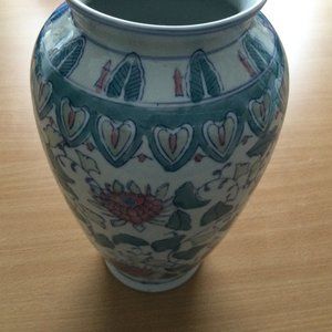 A Chinese porcelain vase green pink flower 9.5"
